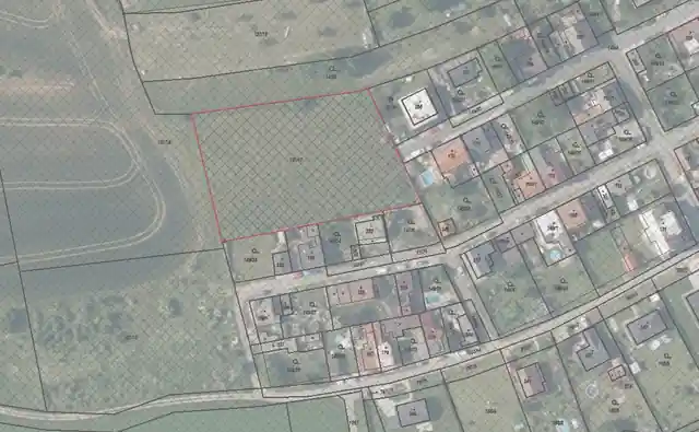 Katastr&aacute;ln&iacute; mapa s ortofotem a červeně vyznačenou parcelou 137/17 v Třebichovic&iacute;ch